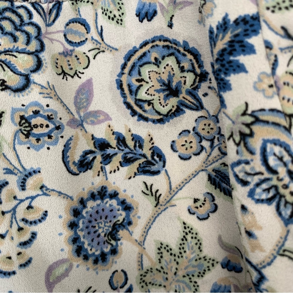 Rose & Olive Blouse 1X Button Front Blue Floral Smocking Flowy Light Office Work - Picture 6 of 11